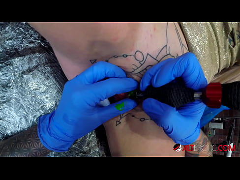 ❤️ Extrem tattooed Hottie Sully Savage krut en Tattoo op hirem Klitoris ❤️❌ Qualitéit Sex op lb.sexuria-net.ru ️❤